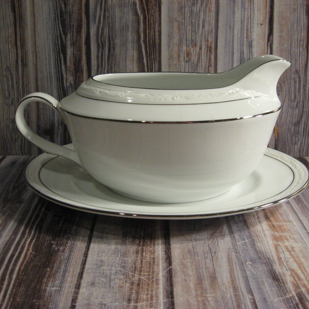 NORITAKE WHITE SCAPES STONELEIGH GRAVY BOAT AND UNDERPLATE